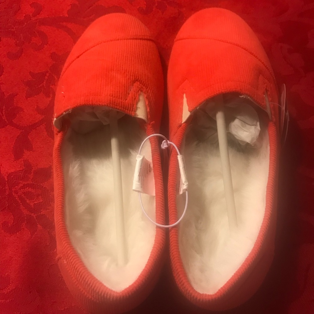NWT super cozy house slippers medium (7-8) orange